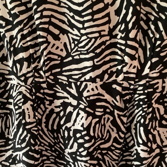 Black &White Pattern Shift Dress - Picture 7 of 10